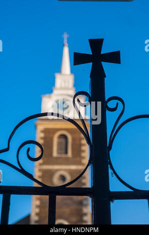 Saint Georges church Gravesend with cross on manse gate in foreground Stock Photo