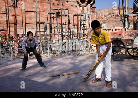 Children playing cricket, Jodhpur, Rajasthan, India Stock Photo