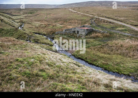 Washfold and hut by Little Coal Gill, Birkdale Common, Birkdale, Yorkshire Dales. This is remote and exposed moorland Stock Photo