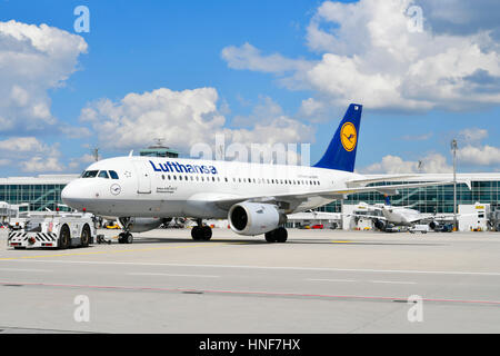 Lufthansa, Push Back Truck,haul, EFM,  pull, satellite, Aircraft, Plane, Departure, Airplane, MUC, EDDM, Airport Munich, Erding, Freising, Munich Stock Photo