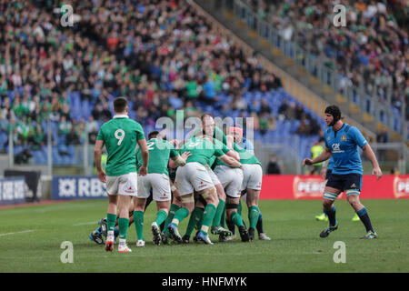 Rome,Italy.11th February, 2017.  After a touch Ireland pushes back Italy with a maul in the match of RBS 6 Nations©Massimiliano Carnabuci/Alamy news Stock Photo