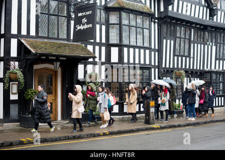 Stratford-upon-Avon, Warwickshire, UK. 12th Feb, 2017. UK. Overseas visitors explore the town of Stratford-upon-Avon on a day of cold wintry weather. Credit: Colin Underhill/Alamy Live News Stock Photo