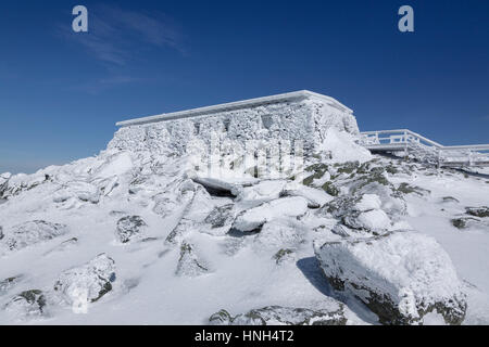 The Tip Top House (originally built as a hotel in 1853) on the summit of Mount Washington in the White Mountains, New Hampshire during the winter mont Stock Photo