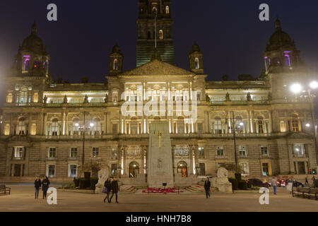 Glasgow George Square cenotaph and local council headquarters the city chambers Stock Photo