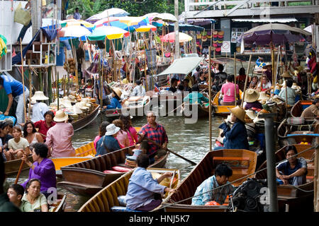 Damnoen Saduak floating market in Thailand, boats with vendors, sellers and tourists on sightseeing tours Stock Photo