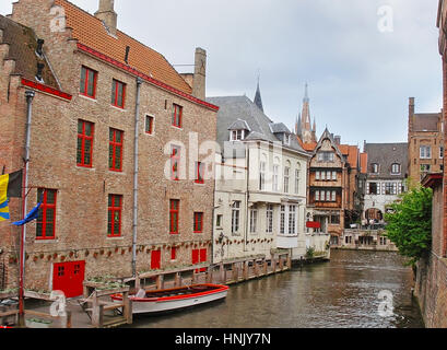 The walk at  Huidenvettersplein with the scenic view from the Blinde-Ezel Bridge on the Groenerei (Green Canal) and the old mansions of Bruges, Belgiu Stock Photo