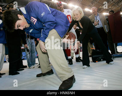 Giants center Shaun O'Hara (60) teaches former American Idol finalist Kellie Pickler how to receive a snap by Craig Falicon, left, during Media Day for Super Bowl XLII  at the University of Phoenix Stadium in Glendale, AZ, on Jan. 29, 2008.  Photo by Francis Specker Stock Photo