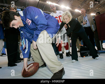 Giants center Shaun O'Hara (60) teaches former American Idol finalist Kellie Pickler how to receive a snap by Craig Falicon, left, during Media Day for Super Bowl XLII  at the University of Phoenix Stadium in Glendale, AZ, on Jan. 29, 2008.  Photo by Francis Specker Stock Photo