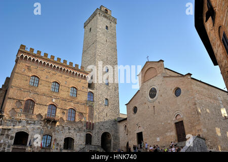 Palazzo del Popolo and cathedral, Piazza del Duomo, San Gimignano, Tuscany, Italy Stock Photo