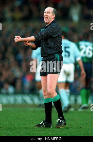 TERRY HOLBROOK REFEREE 27 February 1995 Stock Photo