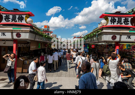 Souvenir shop. Senso-ji temple Nakamise shopping street, Asakusa Stock ...