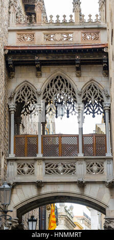 Barcelona's Bridge of Sighs, side facade of the Carrer del Bisbe, Gothic cathedral of La Catedral de la Santa Creu i Santa Stock Photo