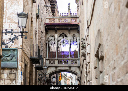 Barcelona's Bridge of Sighs, side facade of the Carrer del Bisbe, Gothic cathedral of La Catedral de la Santa Creu i Santa Stock Photo