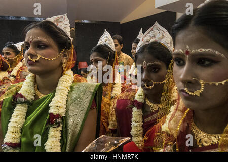 Kolkata, India. 14th Feb, 2017. Indian brides prepare for a mass marriage ceremony organised on the occasion of Valentine's Day in Kolkata, capital of eastern Indian state West Bengal, India, Feb. 14, 2017. Credit: Tumpa Mondal/Xinhua/Alamy Live News Stock Photo