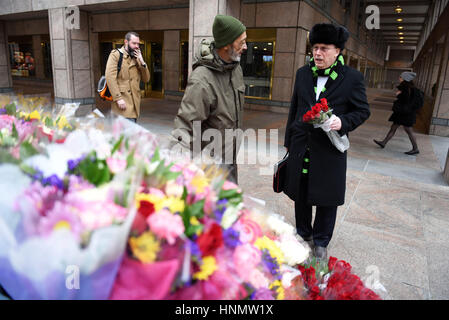 Washington, USA. 14th Feb, 2017. A man buys flowers for Valentine's Day in Washington, DC, the United States, Feb. 14, 2017. Credit: Yin Bogu/Xinhua/Alamy Live News Stock Photo