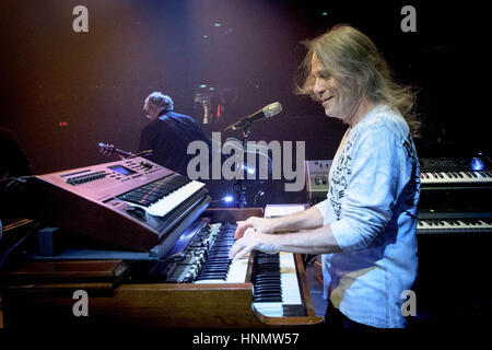 Toronto, Ontario, Canada. 9th Feb, 2017. American rock band 'Kansas' performes at Cruise To The Edge. Band members: PHIL EHART, RICH WILLIAMS, BILLY GREER, DAVID RAGSDALE, DAVID MANION, RONNIE PLATT, ZAK RIZVI Credit: Igor Vidyashev/ZUMA Wire/Alamy Live News Stock Photo