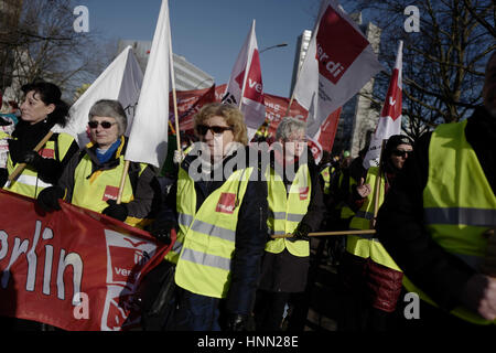 Berlin, Berlin, Germany. 15th Feb, 2017. Around 6000 employees in the public service rally Berlin for more wages. They gathered at Wittenbergplatz and rally to the city hall in Berlin-Schoeneberg. Participants from public administrations, schools and day care centers demand up to six percent more wages. So far the collective agreement has rejected this as too high. The next round of negotiations is scheduled for Thursday. Credit: Jan Scheunert/ZUMA Wire/Alamy Live News Stock Photo