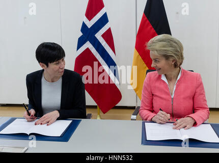 Brussels, Belgium. 15th Feb, 2017. Norwegian Minister of Defence Ine Eriksen Soreide (L) and the German Minister of Defence Ursula Gertrud von der Leyen (R) sign an agreement during a NATO Defence Ministers meeting in the NATO headquarter. Photo: Thierry Monasse/dpa-POOL/dpa/Alamy Live News Stock Photo