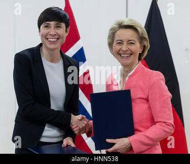 Brussels, Belgium. 15th Feb, 2017. Norwegian Minister of Defence Ine Eriksen Soreide (L) and the German Minister of Defence Ursula Gertrud von der Leyen (R) sign an agreement during a NATO Defence Ministers meeting in the NATO headquarter. Photo: Thierry Monasse/dpa-POOL/dpa/Alamy Live News Stock Photo
