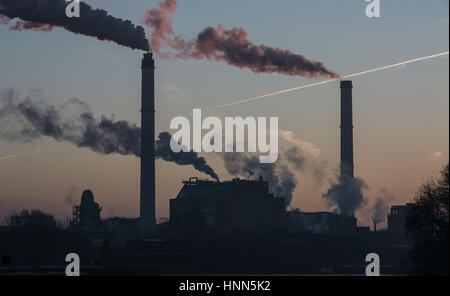 Berlin, Germany. 15th Feb, 2017. Smoke billows out of the chimneys of a power station on the river Spree in Berlin, Germany, 15 February 2017. Photo: Paul Zinken/dpa/Alamy Live News Stock Photo