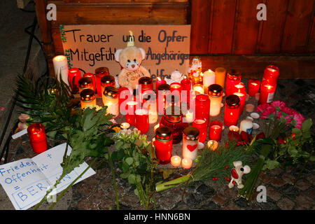 Impressionen: Blumen und Kerzen als Zeichen von Trauer und Anteilnahme nach dem islamistischer Terroranschlag auf den Weihnachtsmarkt am Breitscheidpl Stock Photo