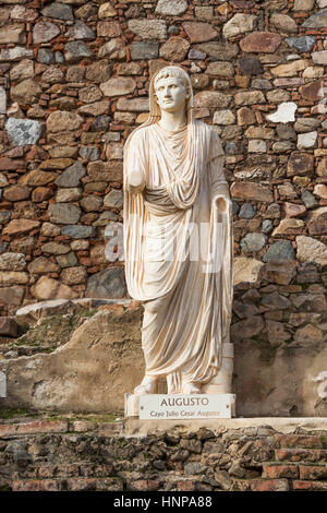 Merida, Badajoz Province, Extremadura, Spain. Statue of  Gaius Julius Caesar Augustus in the peristyle behind the Roman Theatre. Stock Photo