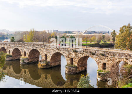 Merida, Badajoz Province, Extremadura, Spain. The Puente Romano or Roman bridge over the Guadiana River. Stock Photo