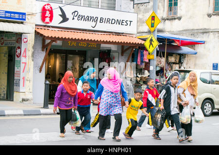 Family group crossing road, Jalan Penang, Georgetown, Penang, Malaysia Stock Photo