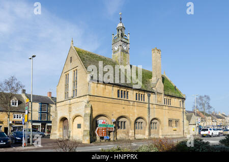 Pretty Cotswold stone buildings in the Gloucestershire town of Moreton-in-Marsh in the Cotswolds Stock Photo