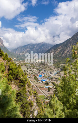 Beautiful mountain landscape on Annapurna circuit trek in Himalayas, Nepal Stock Photo