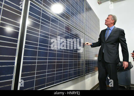 New York, USA. 15th February 2017. Mayor Bill de Blasio tours training center in New York Credit: Erik Pendzich/Alamy Live News Stock Photo