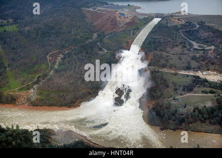 Oroville, California, USA. 15th February 2017. Oroville, United States Of America. 15th Feb, 2017. Aerial view showing the damaged spillway spilling massive volumes of water at the Oroville Dam February 15, 2017 in Oroville, California. Repairs continue on the lake edge and spillway as the mandatory evacuation order was lifted for residents surrounding the nation's tallest dam. Credit: Planetpix/Alamy Live News Stock Photo