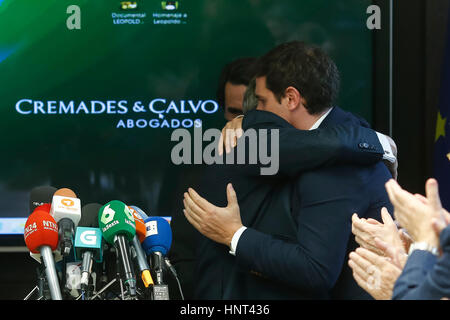 Madrid, Spain. 16th Feb, 2017. Leopoldo Lopez Sr hugs Ciudadanos party leader Albert Rivera at a tribute to Venezuela's opposition leader Leopoldo Lopez in Madrid, on Thursday 16, February 2017. Credit: Gtres Información más Comuniación on line, S.L./Alamy Live News Stock Photo