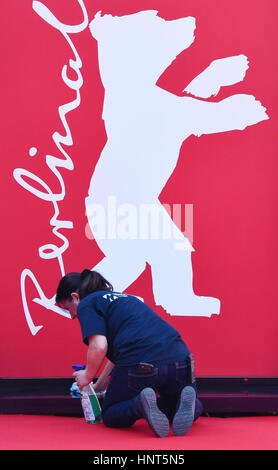 Berlin, Germany. 16th Feb, 2017. A woman cleans a barrier featuring the Berlinale Film Festival bear logo in Berlin, Germany, 16 February 2017. Photo: Jens Kalaene/dpa/Alamy Live News