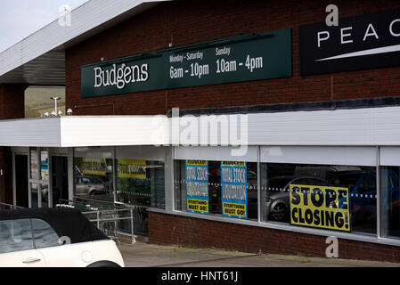 Weymouth, Dorset, UK. 16th Febuary 2017. The Budgens store in Littlemoor, Weymouth, Dorset is set to close less than a week after Food Retail Operations Limited, owners of the Budgens stores was placed in to administration. A total of 36 stores are affected by the administration order. Credit:John Gurd Media/Alamy Live News Stock Photo