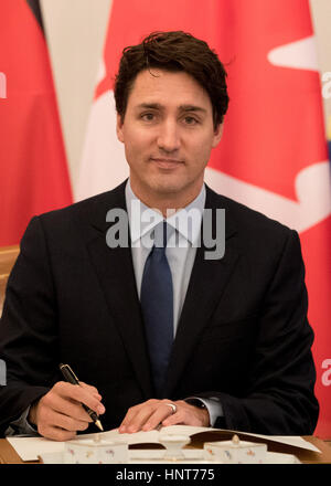 Berlin, Germany. 16th Feb, 2017. Canada's Prime Minister Justin Trudeau signs the guest book at Bellevue palace in Berlin, Germany, 16 February 2017. Photo: Kay Nietfeld/dpa/Alamy Live News