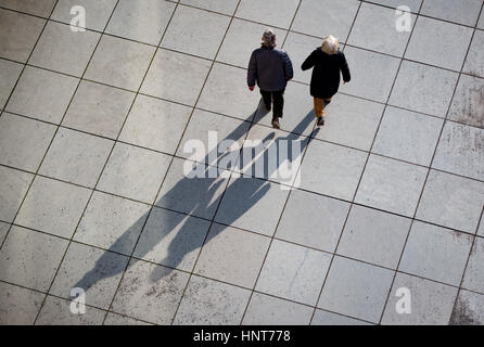 Berlin, Germany. 16th Feb, 2017. People enjoy the sunshine at the Spree river bank in the governmental district in Berlin, Germany, 16 February 2017. Photo: Kay Nietfeld/dpa/Alamy Live News