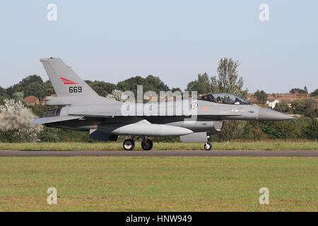 Royal Norwegian Air Force F-16AM landing at North Weald Airfield in Essex for a WWII veterans reunion. Stock Photo