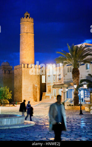 Tunez: Sousse.Rue el Aghalba. In backgrounde the Ribat tower Stock Photo