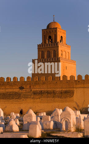 Tunez: Kairouan.Cemetery, ramparts of the medina and minaret of the Great Mosque. Mosquee founded by Sidi Uqba in the VIth century is the most ancient Stock Photo