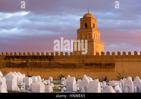 Tunez: Kairouan.Cemetery, ramparts of the medina and minaret of the Great Mosque. Mosquee founded by Sidi Uqba in the VIth century is the most ancient Stock Photo