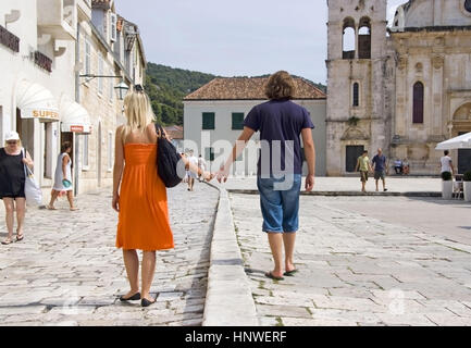 Model release, Paerchen spaziert Hand in Hand ueber den Hauptplatz von Hvar, Dalmatien, Kroatien - couple in Hvar, Croatia Stock Photo