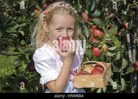Model release, Kleines Maedchen beisst in Apfel - little girl eats an apple Stock Photo