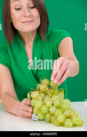 Model release, Junge Frau mit Weintrauben - young woman with grapes