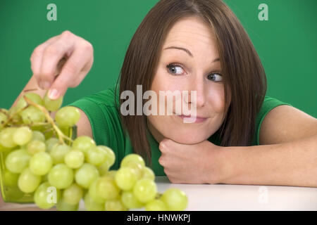 Model release, Junge Frau mit Weintrauben - young woman with grapes