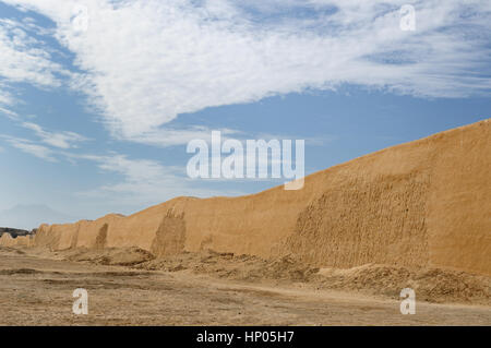 Peru, Chan Chan is the largest pre-Columbian city in the Americas and the largest adobe city in the world. Built around AD 1300 and covering 36 sq km, Stock Photo