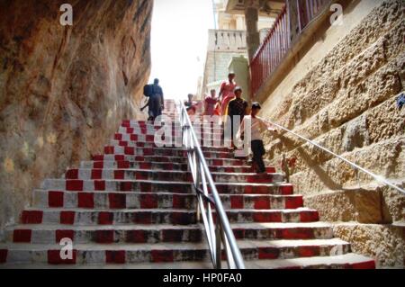 Hindu pilgrims climbing the steps up to the Rock Temple in Thanjavur (Tanjore) whilst others decend, in Tamil Nadu, South India Stock Photo