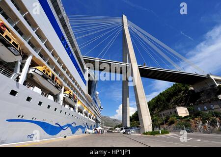 The cruise ship 'AIDAbella' docks under the Franjo-Tudman bridge at the port of Dubrovnik (Croatia), 18 August 2016. | usage worldwide Stock Photo