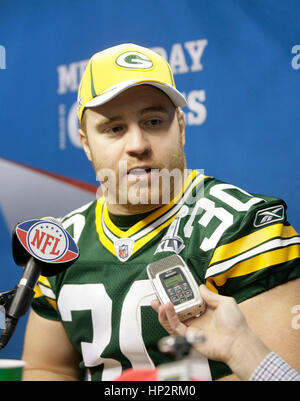 Green Bay Packers' John Kuhn picks up a first down in the 3rd quarter