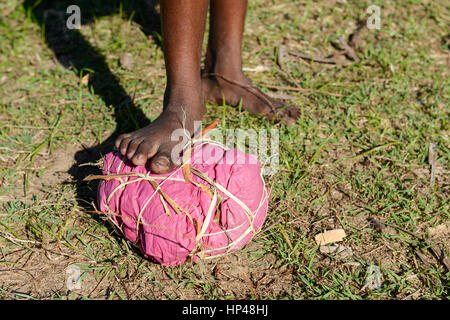 MADAGASCAR, canal des Pangalanes, village ANILAVINARY, girls play football with selfmade ball from garbage / MADAGASKAR, canal des Pangalanes, Fischerdorf ANILAVINARY, Maedchen spielen Fussball mit selbstgemachtem Ball aus Abfall Stock Photo